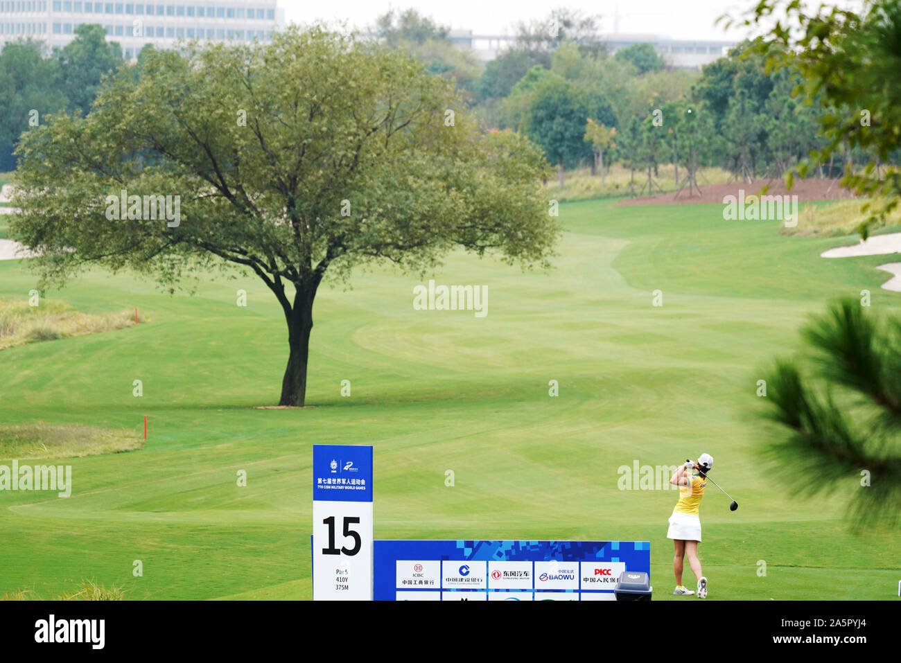 Wuhan, province du Hubei en Chine. 22 octobre, 2019. Suely Miriam Nagl du Brésil est en concurrence pendant féminin de golf au 7e Jeux Mondiaux Militaires du CISM à Wuhan, capitale de la province du Hubei en Chine centrale, le 22 octobre 2019. Credit : Wang Jianwei/Xinhua/Alamy Live News Banque D'Images