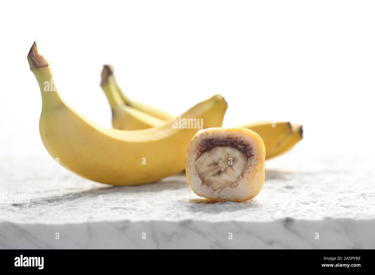 Sushi banane. Sushi roll avec Fraise et Chocolat. Banque D'Images