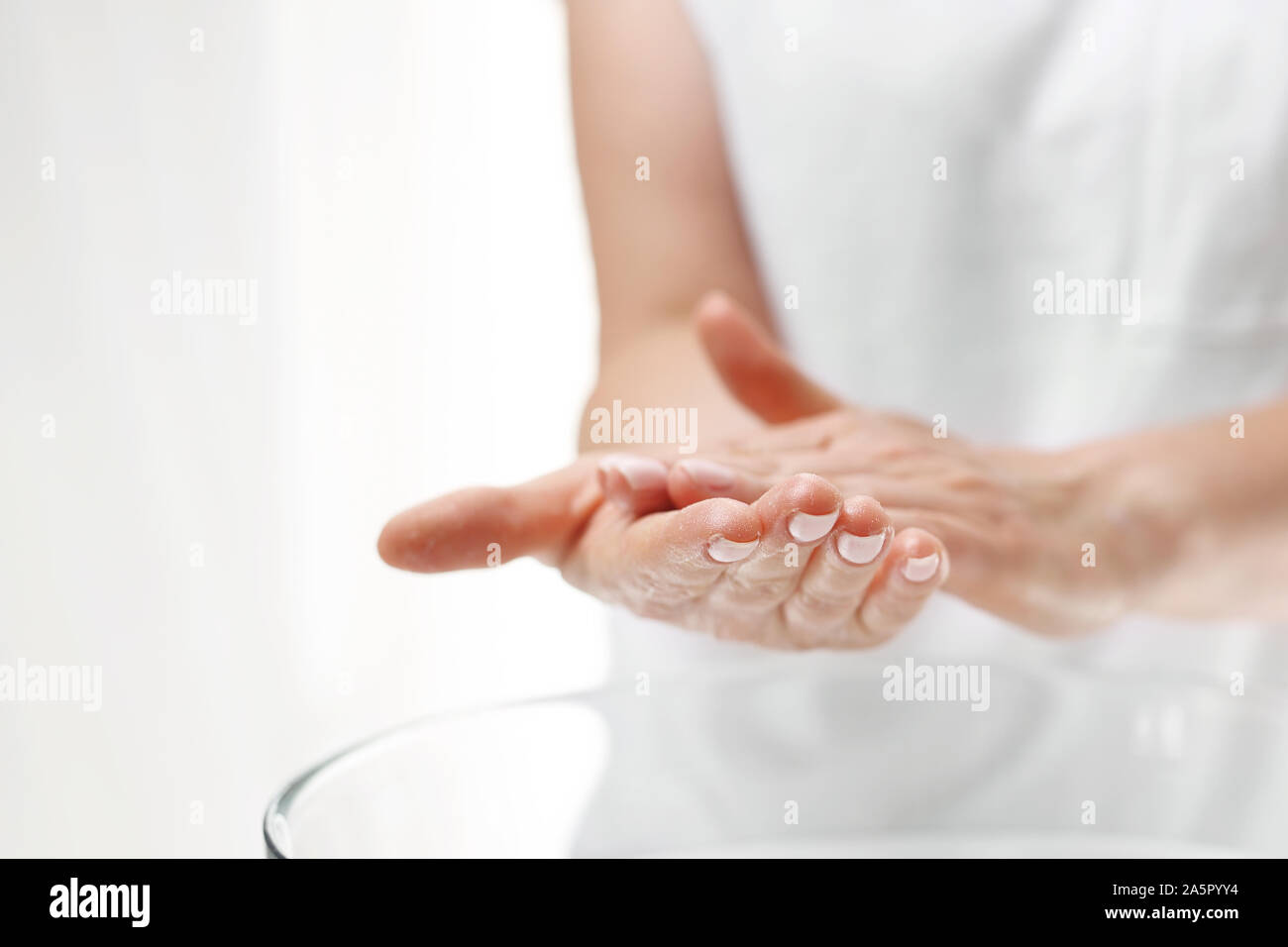 Côté spa. Soins de la peau à la main. La femme se lave les mains. Banque D'Images