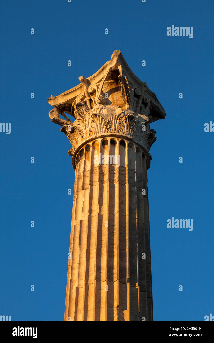 Temple de Zeus Olympien sur le site archéologique de l'Olympieion au coucher du soleil, Athènes, Grèce. Banque D'Images
