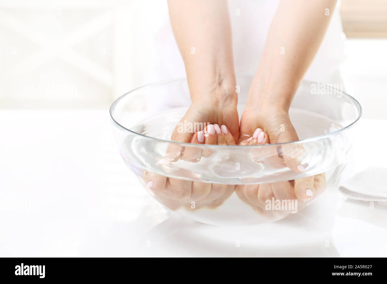 Vous laver les mains. La femme se lave les mains. Banque D'Images