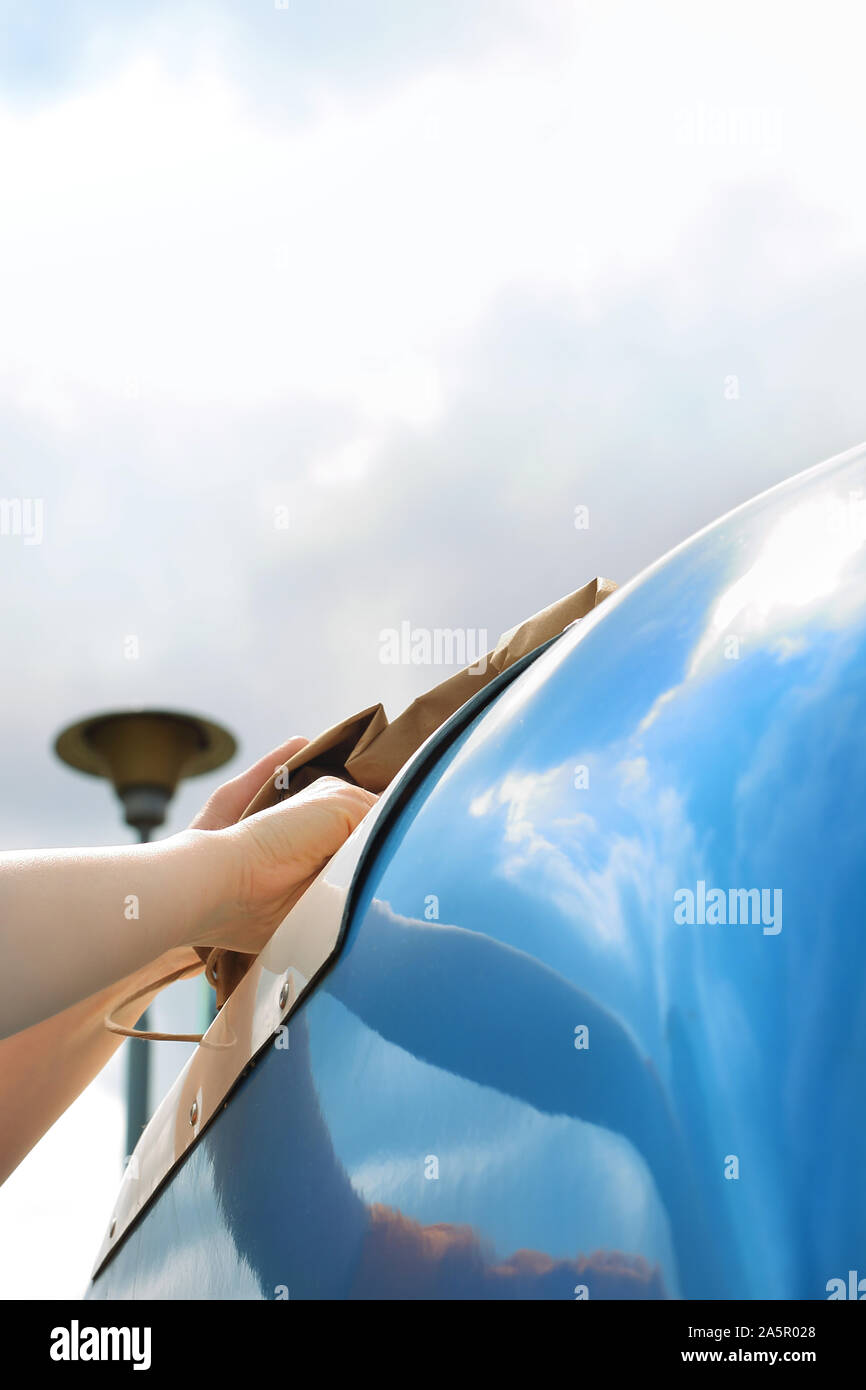 La séparation des déchets, tri des déchets dans un contenant approprié. Banque D'Images La séparation des déchets, tri des déchets dans un contenant approprié. Banque D'Images