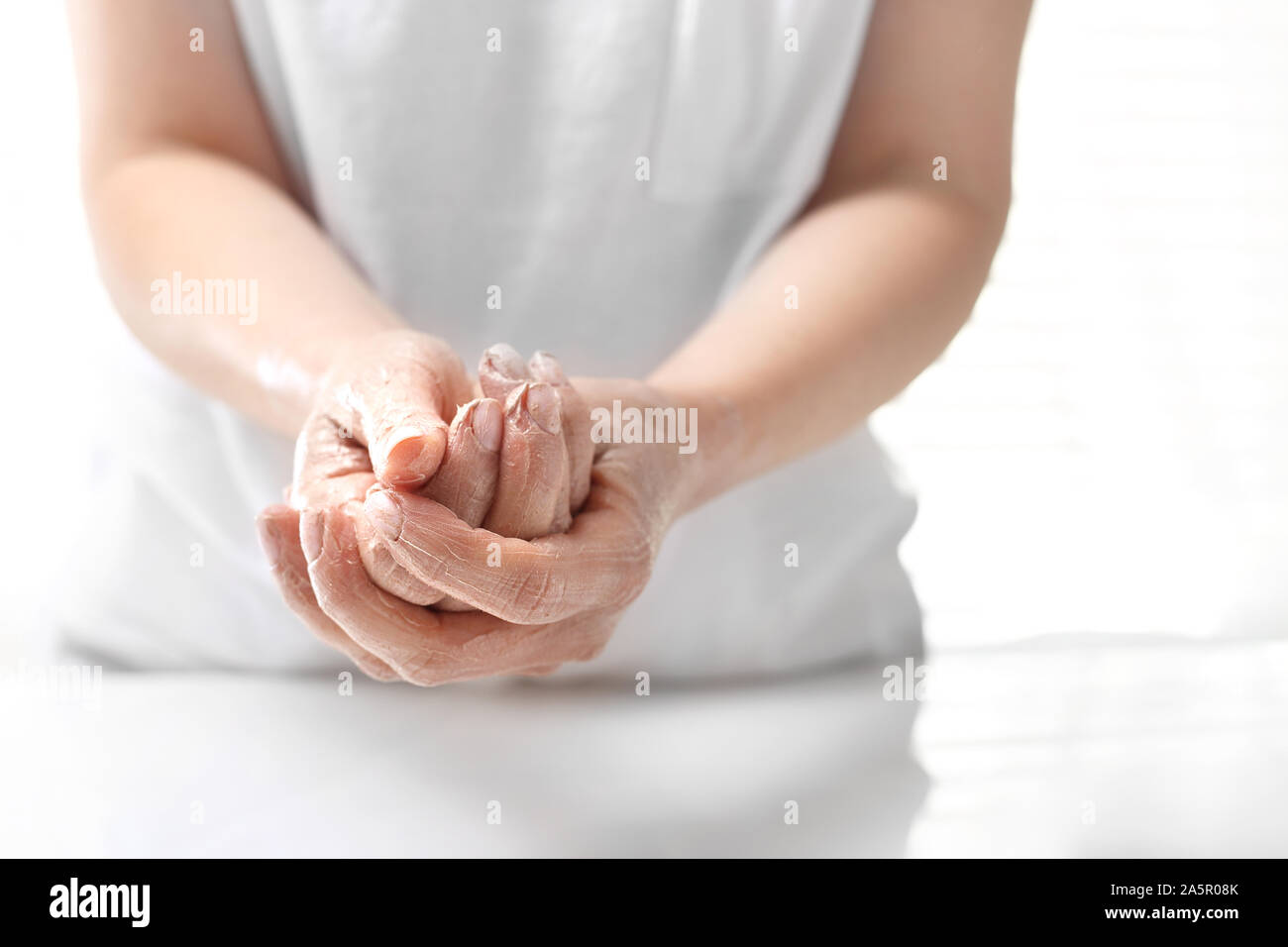 Gommage à la main. La femme épluche la peau de la main Banque D'Images