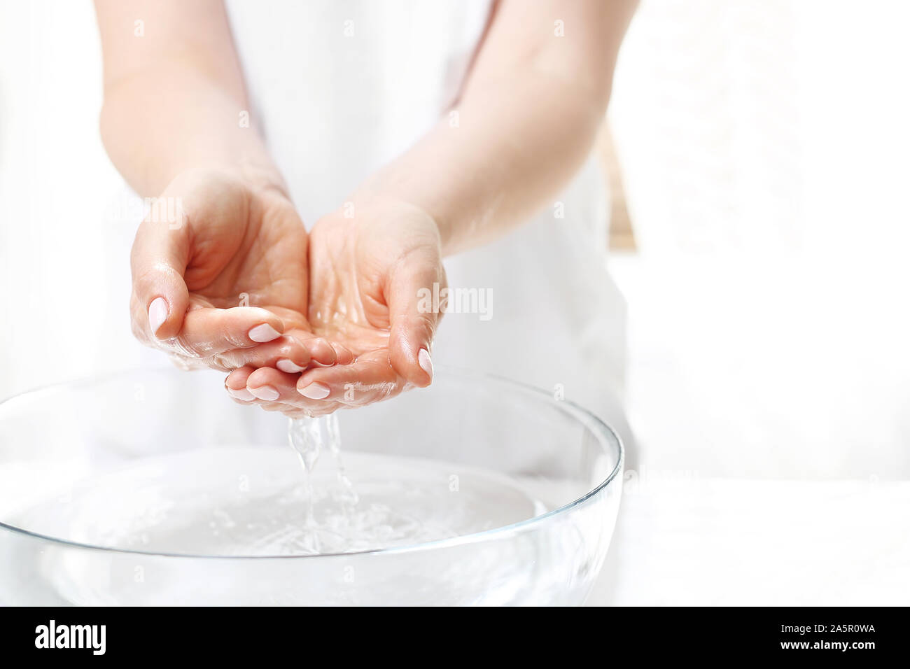 Côté spa. Soins de la peau à la main. La femme se lave les mains. Banque D'Images