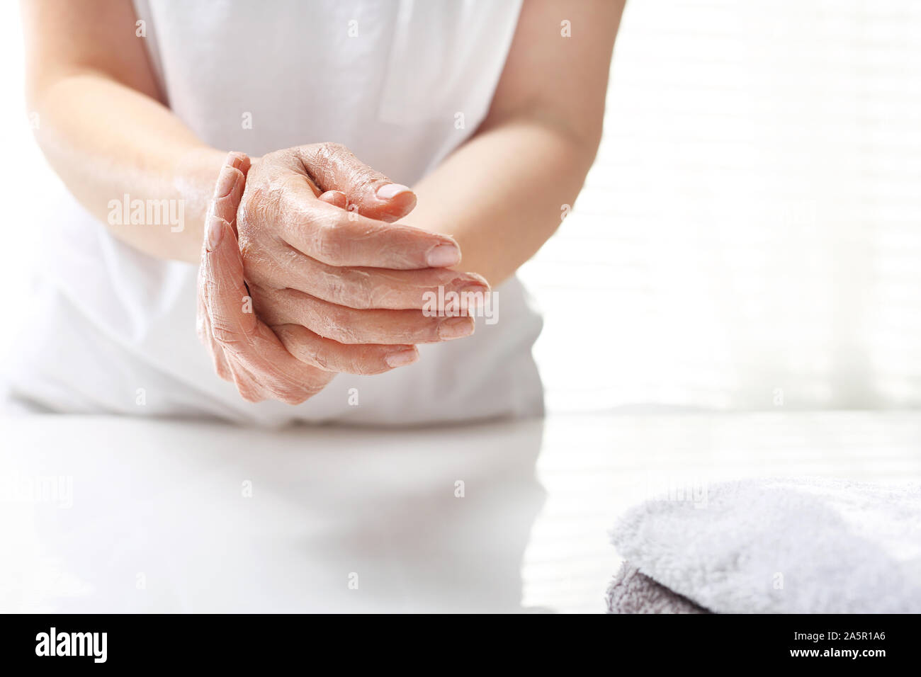 Côté spa. La femme épluche la peau de la main. Soins de la peau à la main. Banque D'Images