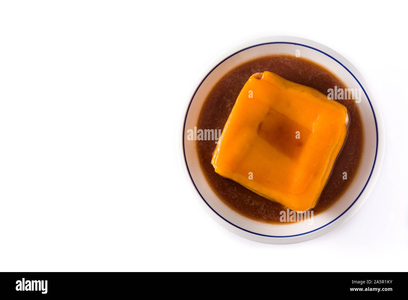 Sandwich francesinha portugais typique isolé sur fond blanc. Copy space Banque D'Images