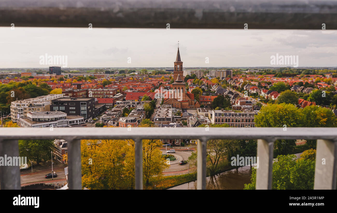 19 octobre 2019 : Leeuwarden, la capitale de la province de Frise, Pays-Bas, vue de la célèbre tour d'Oldehove Banque D'Images