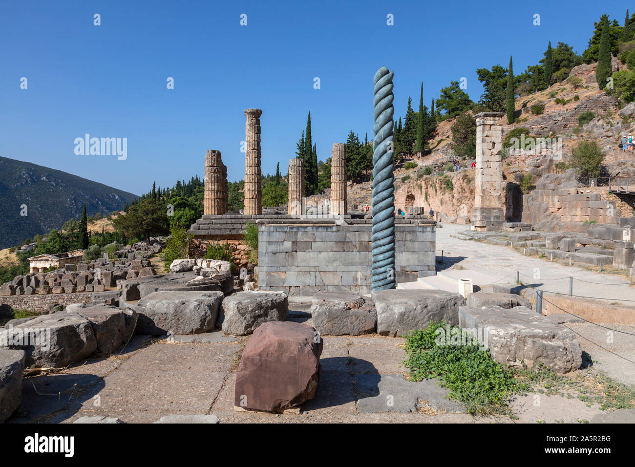 Réplique de la colonne Serpent et le Temple d'Apollon à Delphes, Grèce, Banque D'Images