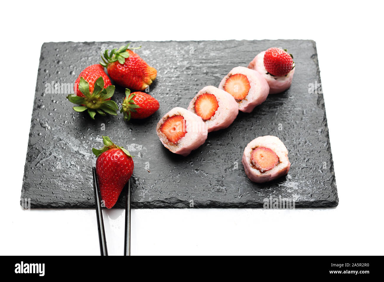 Strawberry sushi. Sushi roll avec Fraise et Chocolat. Banque D'Images