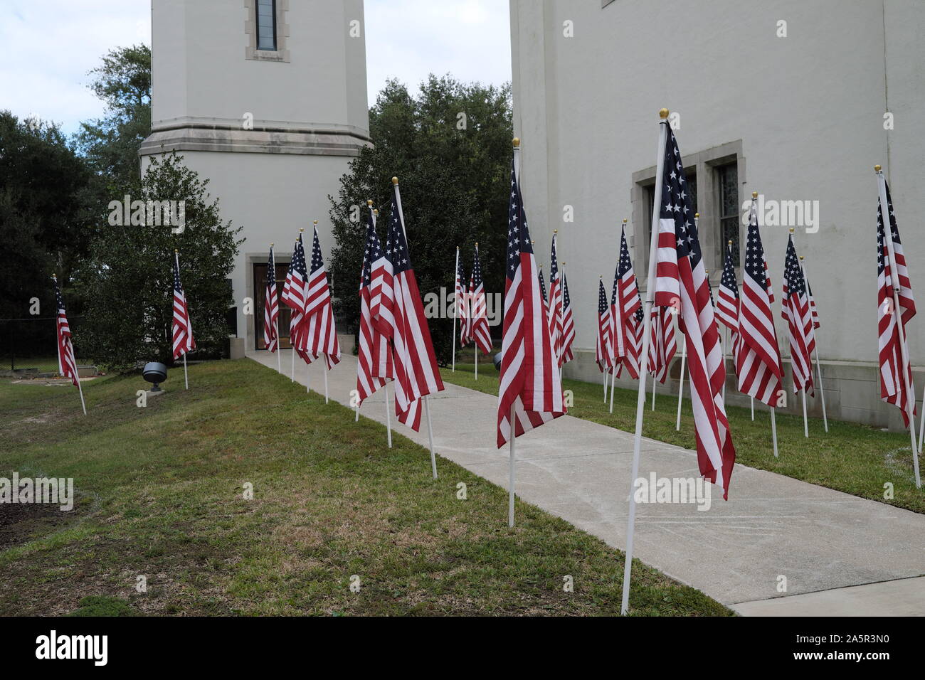 Drapeaux américains d'un côté ou de chemins dans une zone boisée Banque D'Images