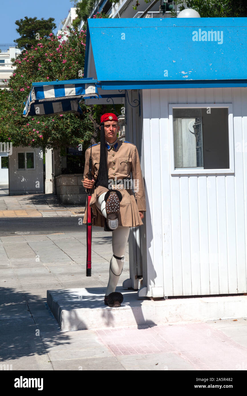 La Garde présidentielle est une unité d'infanterie de cérémonie qui garde le manoir présidentiel à Athènes, Grèce Banque D'Images