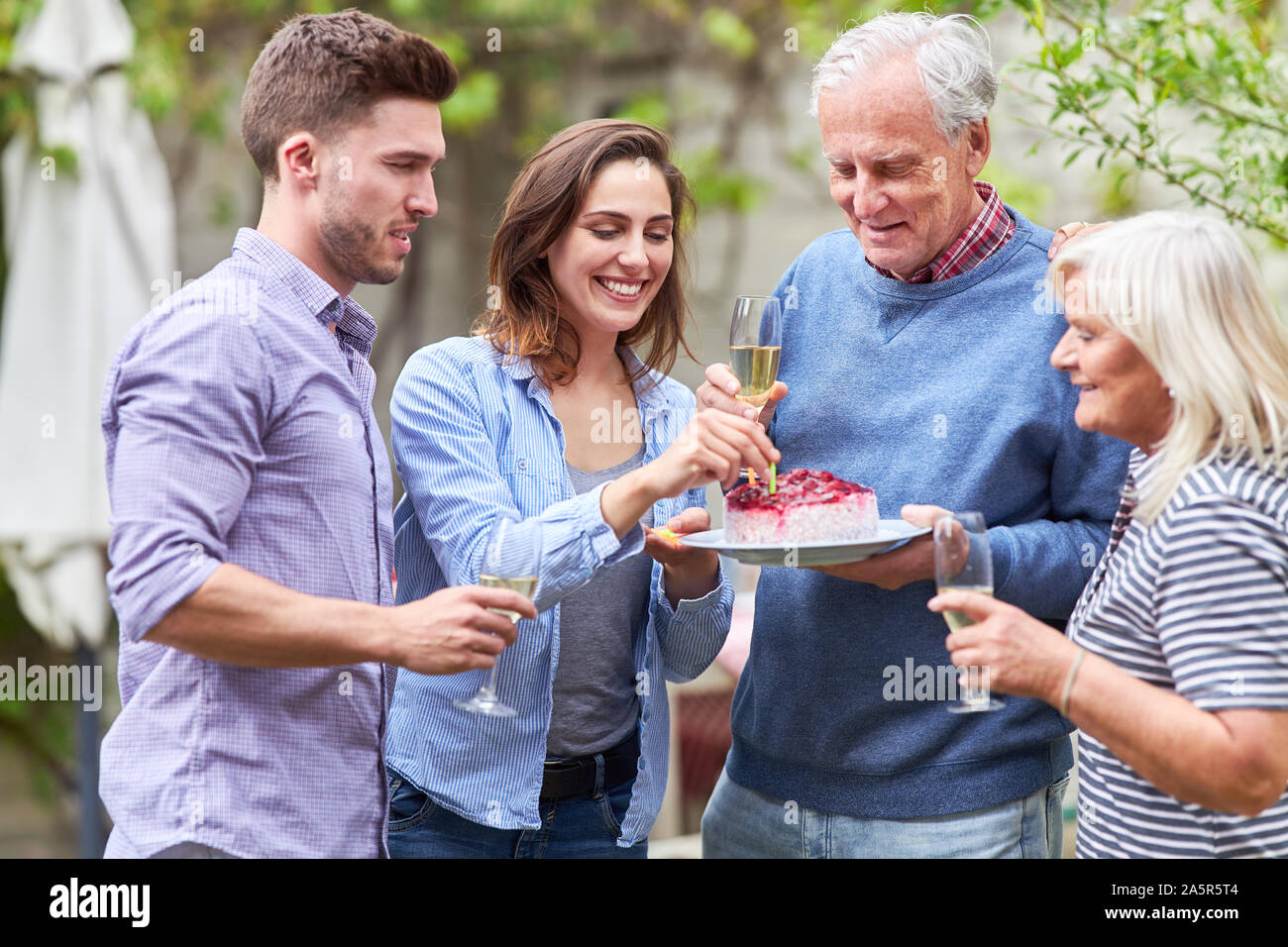 Fête de famille anniversaire de hauts comme grand-père le garden party en été Banque D'Images