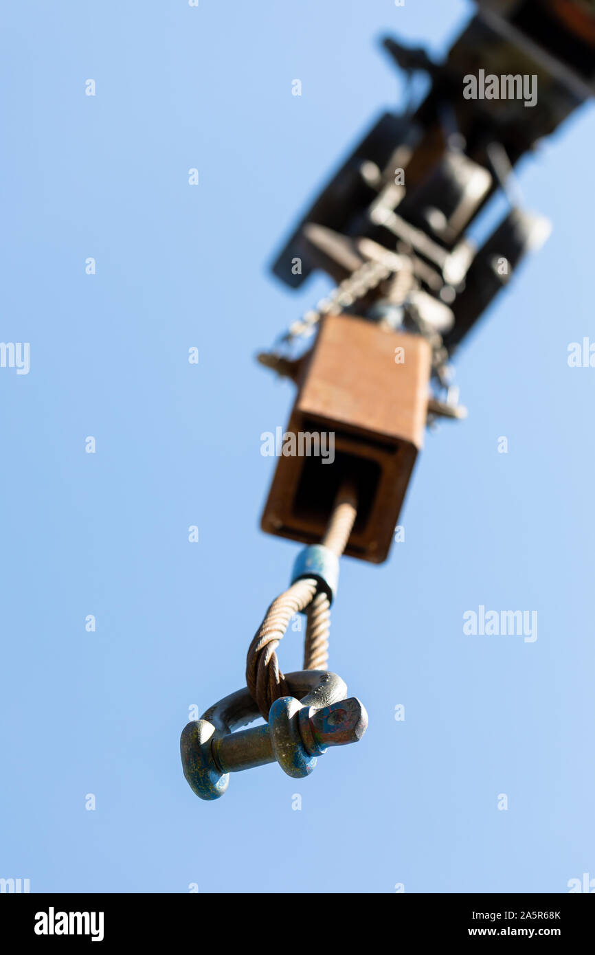 Manille filetée dans un fil suspendu à une grue Banque D'Images