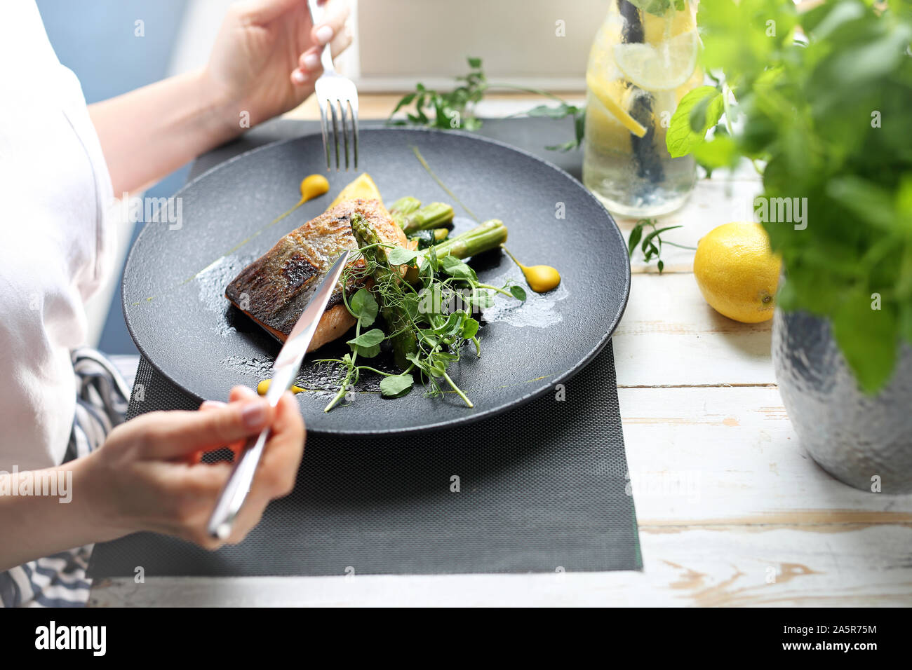 Dîner dans un restaurant. Mets exquis, saumon grillé sur asperges vertes Banque D'Images