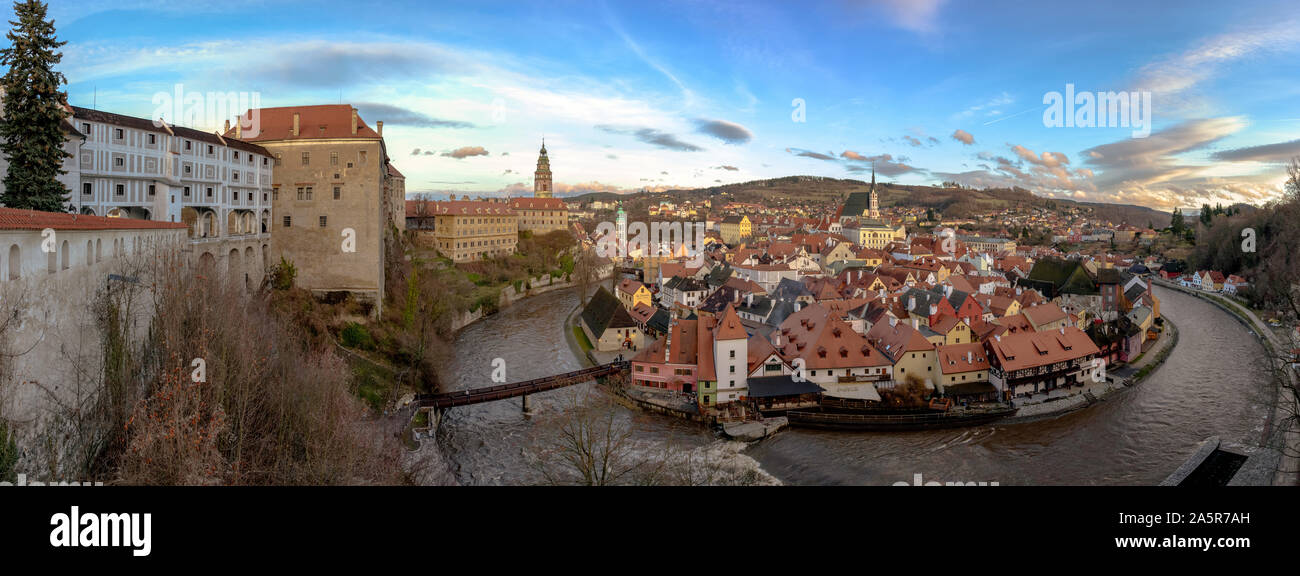 Vue panoramique sur Cesky Krumlov, République tchèque depuis les jardins du château au coude de la Vltava Banque D'Images