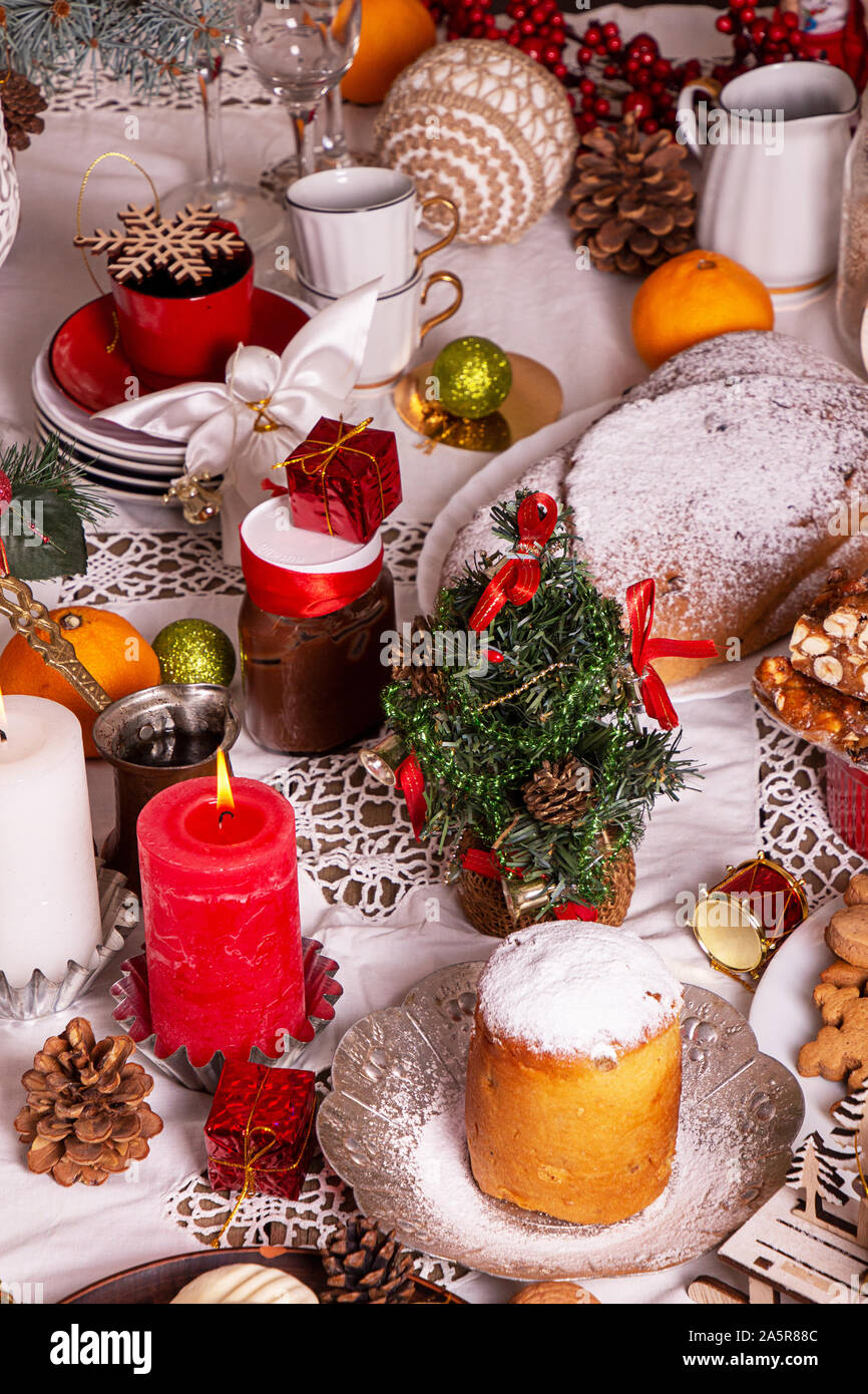 Friandises de Noël traditionnels cookies biscuits Pâtisseries dessert pour le réveillon de Noël. Nouvel an noël ornement de fête décorations. Tableau de la veille de Noël Banque D'Images