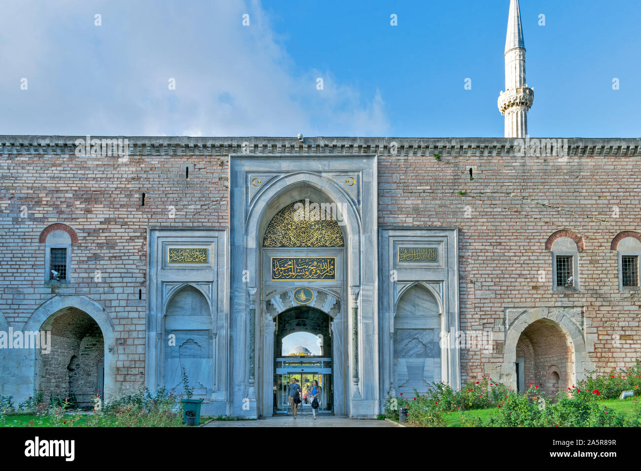 Le palais de Topkapi TURQUIE LA PREMIÈRE ENTRÉE LA PORTE IMPÉRIALE ET LES TOURISTES Banque D'Images
