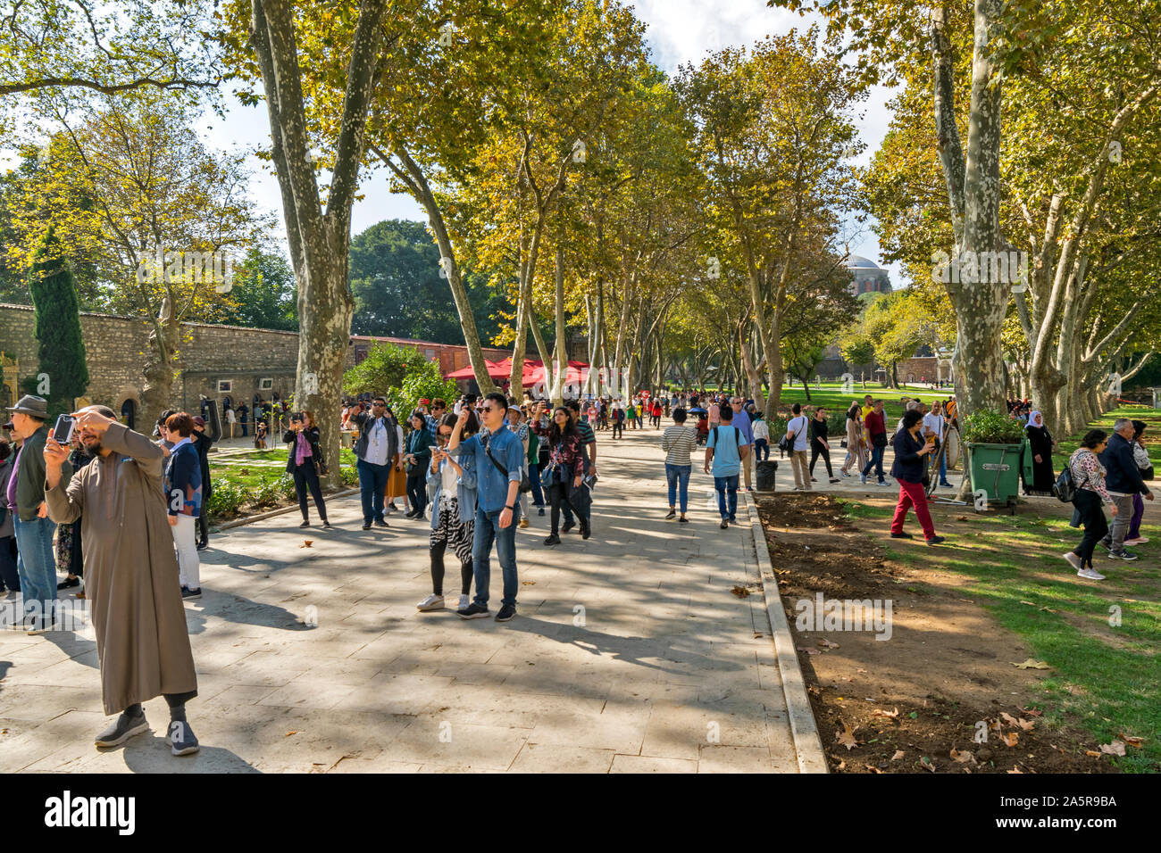Le palais de Topkapi TURQUIE TOURISTES DANS LES JARDINS DU PALAIS Banque D'Images
