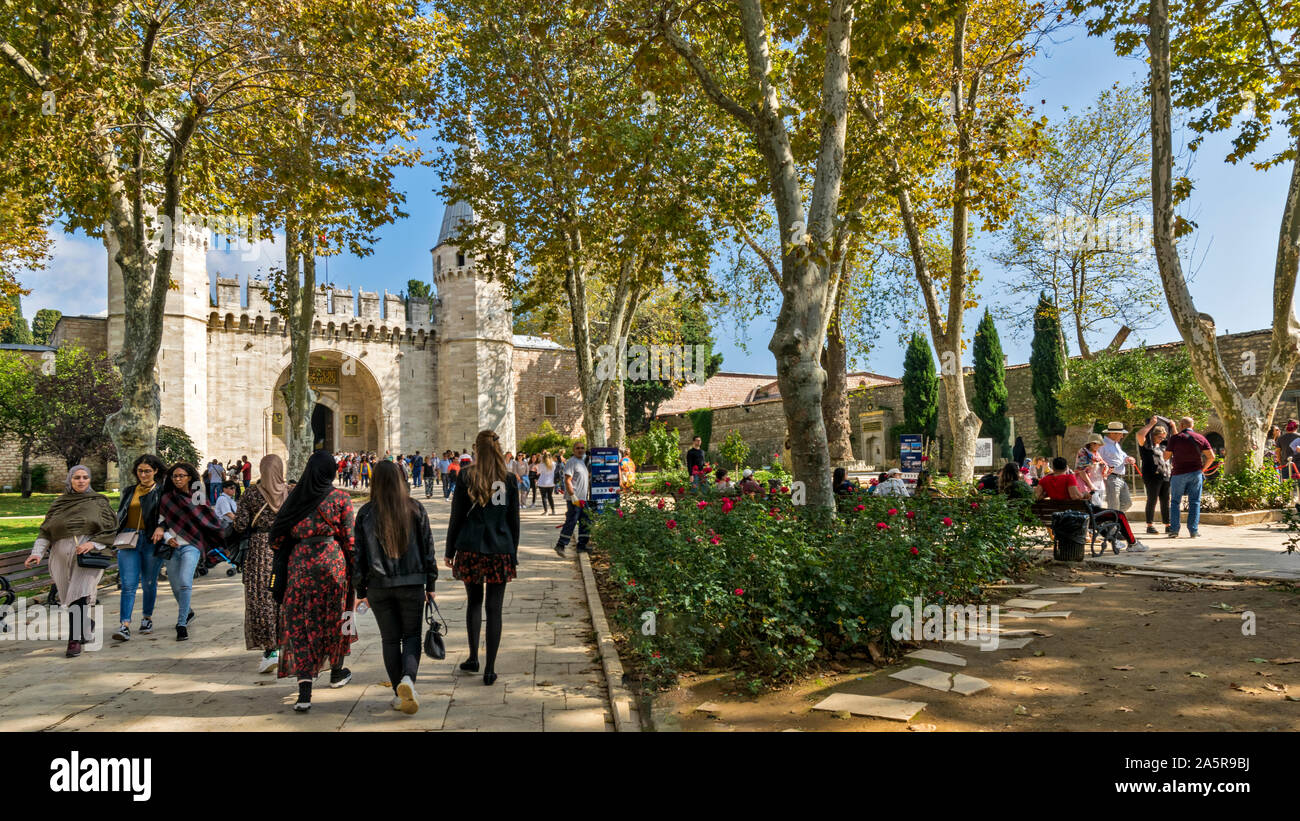 Le palais de Topkapi TURQUIE LES TOURISTES À L'EXTÉRIEUR DE LA PORTE DU SALUT Banque D'Images