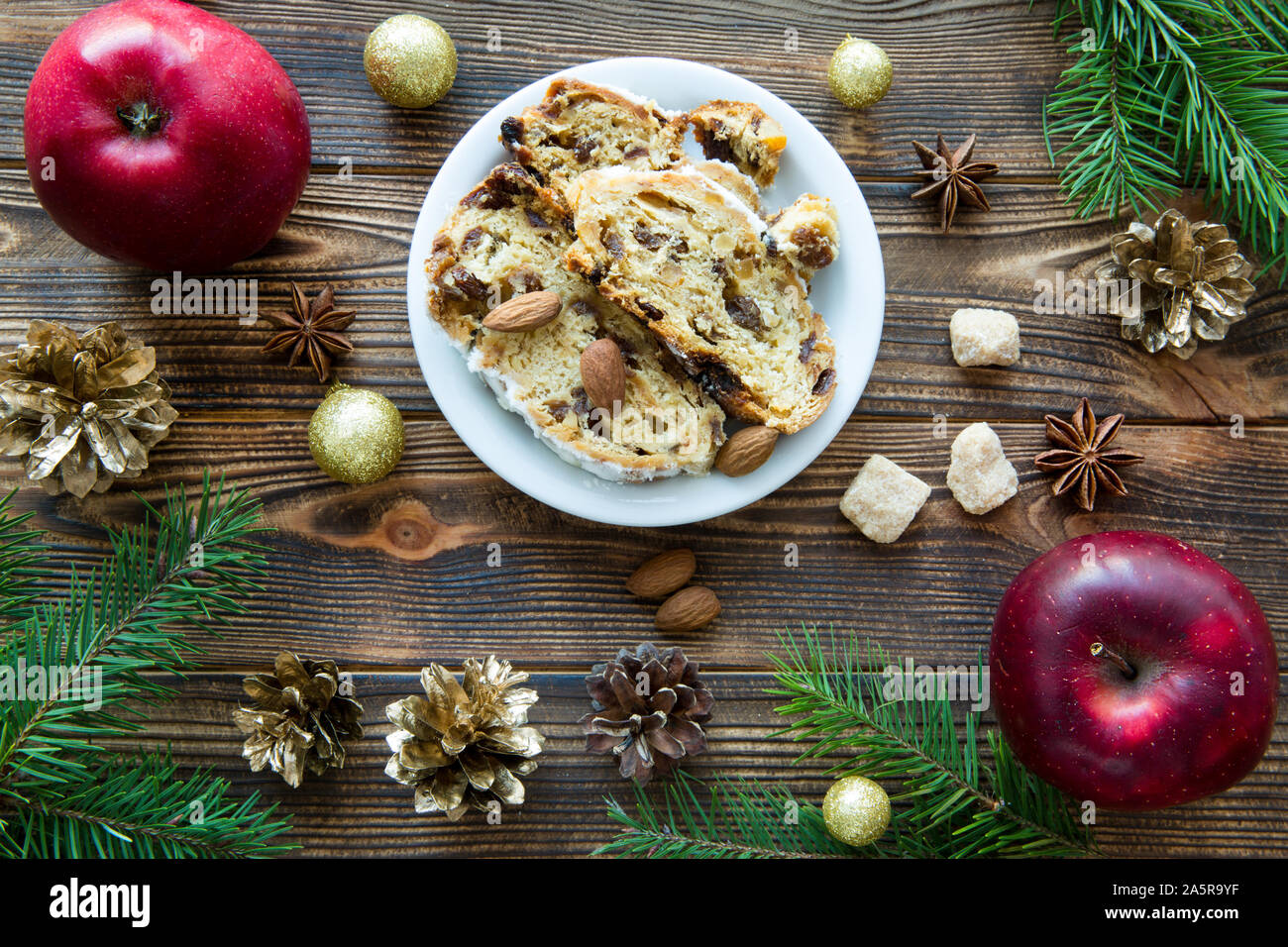 Gâteau de Noël au rhum et les oranges séchées. Pommes rouges, parfait assortiment d'épices et de pommes de pin d'or et boule de noël décorations. Bac de Noël Banque D'Images