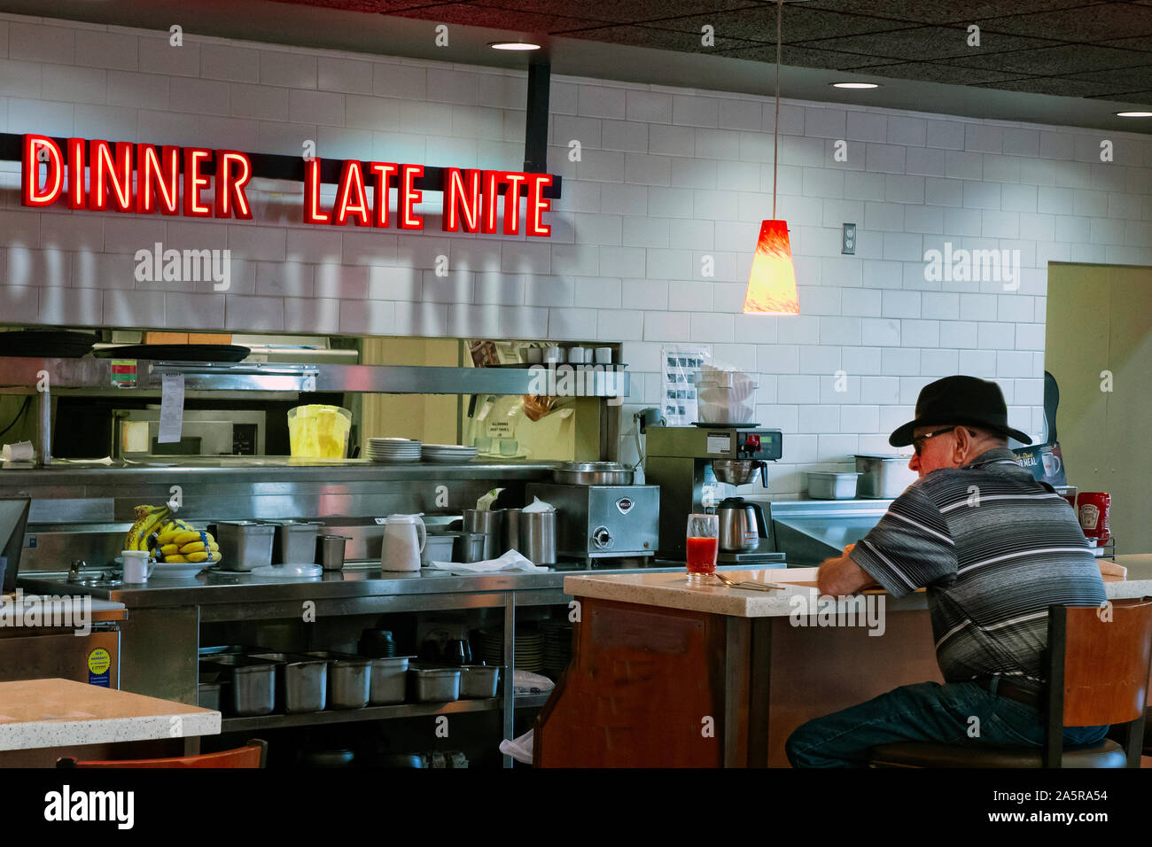 American man at a diner libre en Californie USA Banque D'Images