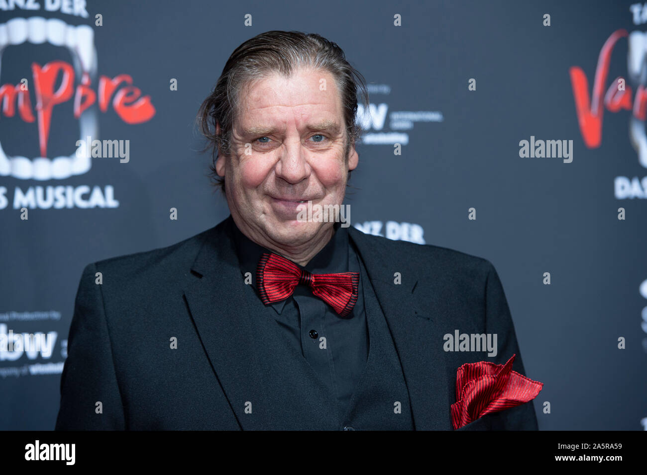 Oberhausen, Allemagne. 10 Oct, 2019. Uwe ROHDE, acteur, tapis rouge, Tapis Rouge Show, première de la comédie musicale 'Dance des vampires" au théâtre Metronom Oberhausen, 10.10.2019. Utilisation dans le monde entier | Credit : dpa/Alamy Live News Banque D'Images