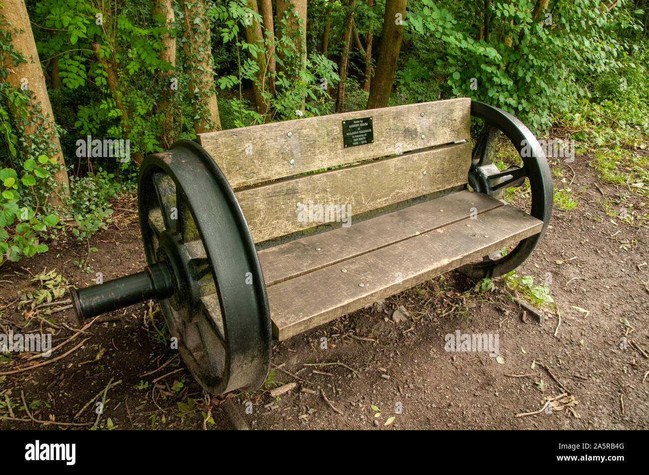 Un banc faite par Andrew Izzard à partir d'un jeu de roues de train mis sur le Cuckoo Trail, une ancienne ligne de chemin de fer entre Hampden Park et Heathfield, East Suss Banque D'Images