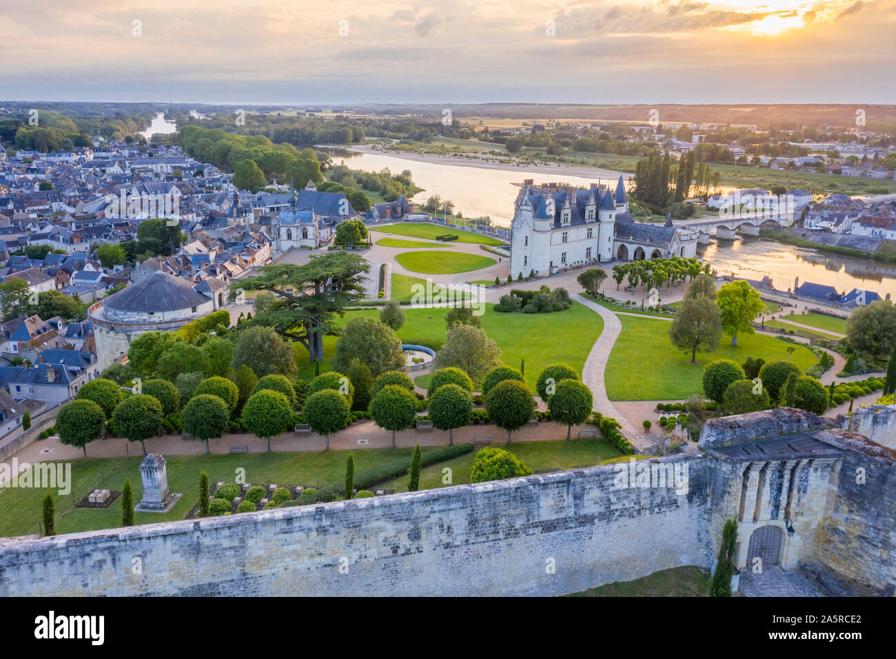 France, Indre et Loire, Vallée de la Loire classée au Patrimoine Mondial de l'UNESCO, Amboise, Château royal d'Amboise, les jardins du soir (vue aérienne) Banque D'Images