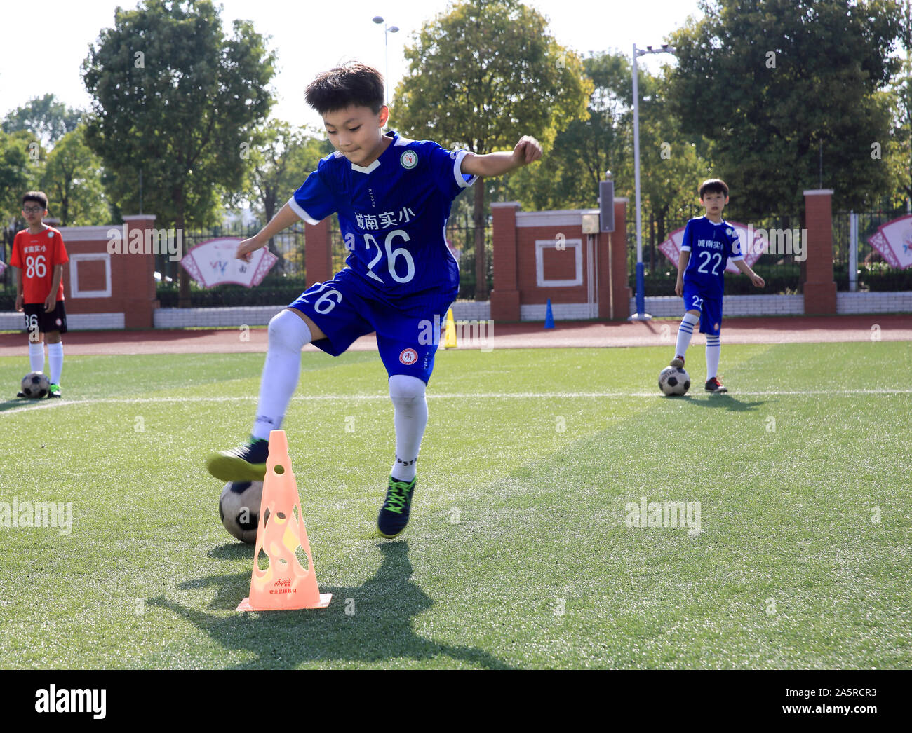 Les jeunes étudiants chinois pratique le football sur la cour à l'école primaire de Hai'an City, Jiangsu Province de Chine orientale le 21 octobre 2019. Banque D'Images