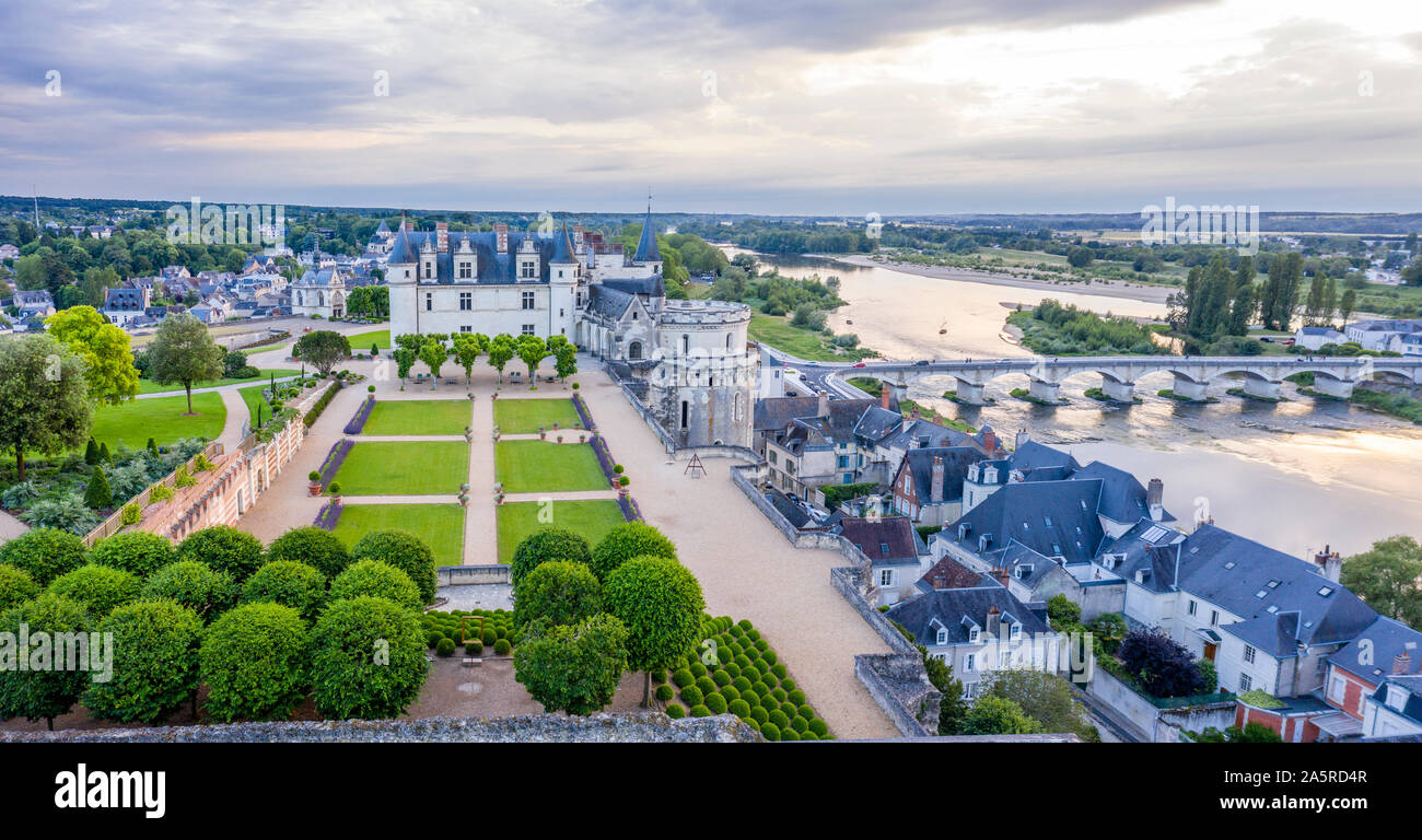 France, Indre et Loire, Vallée de la Loire classée au Patrimoine Mondial de l'UNESCO, Amboise, Château royal d'Amboise, les jardins et la Loire sur soir (ae Banque D'Images