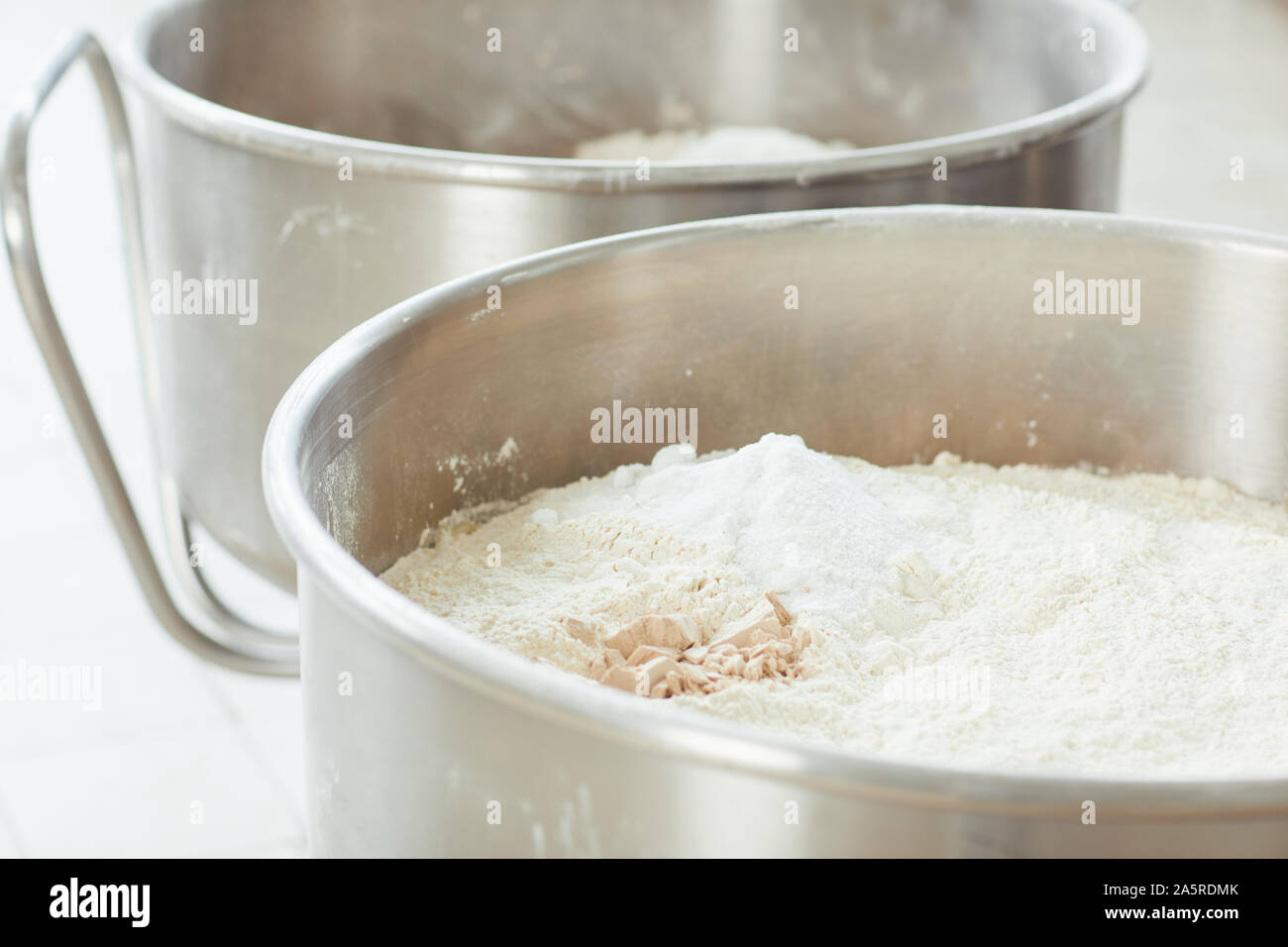 Ingrédients pour faire la pâte à cuire le pain et la pâtisserie. Banque D'Images