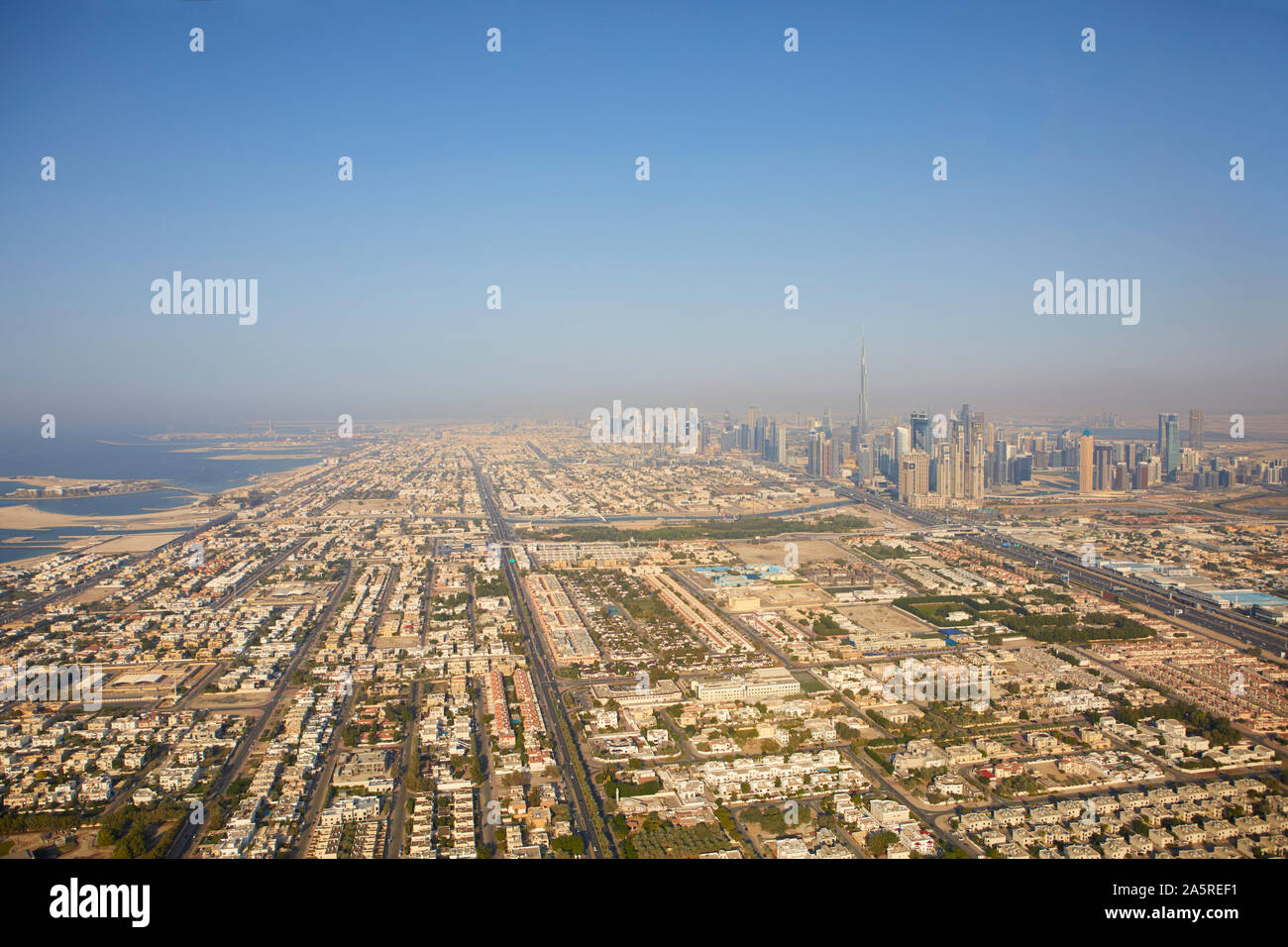 Vue aérienne de la ville avec la Burj Khalifa vu de l'hélicoptère, Dubaï, Émirats Arabes Unis Banque D'Images