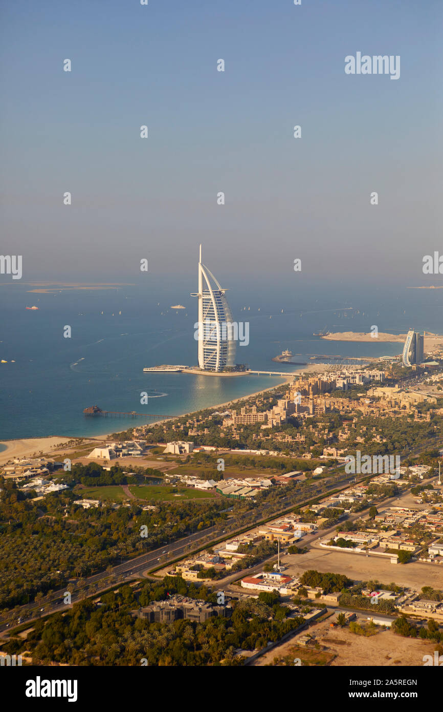 Vue aérienne de la ville avec l'Al Arab vu de l'hélicoptère, Dubaï, Émirats Arabes Unis Banque D'Images