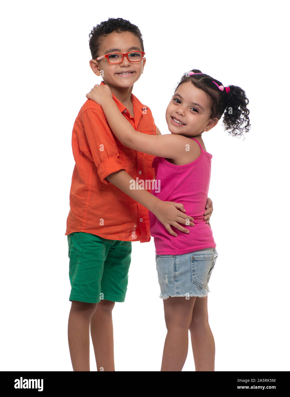 Deux jeunes amis serrant les uns les autres, pour les enfants dans l'amour Concept Banque D'Images