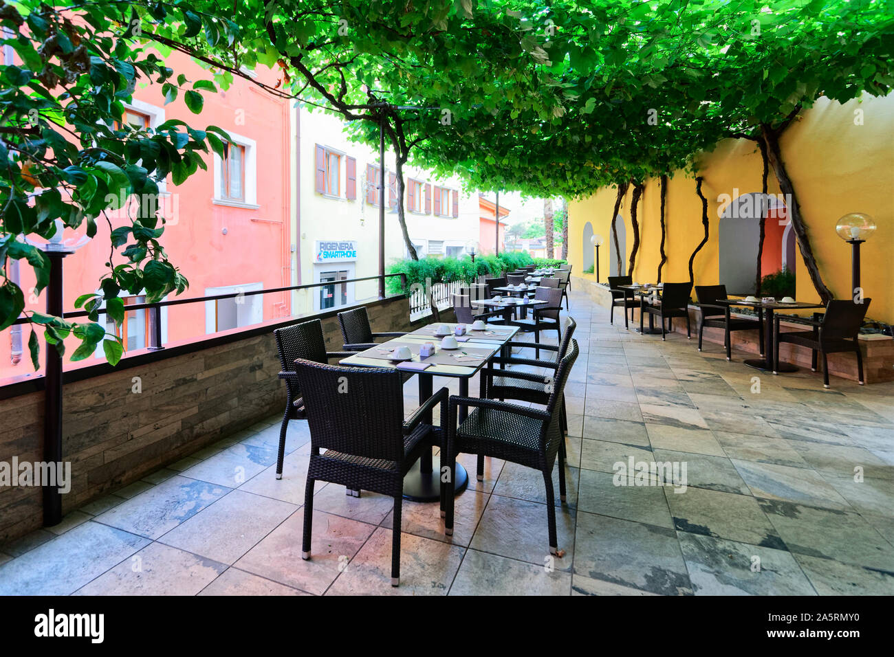 Terrasse de restaurant de petit-déjeuner de l'hôtel intérieur sur l'architecture d'arrière-plan Banque D'Images