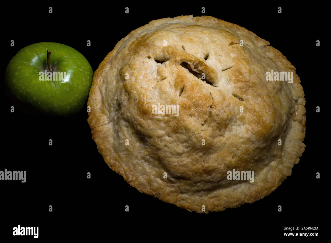 Du four chaud croûte double tarte aux pommes. Son principal ingrédient de remplissage est apple. Banque D'Images