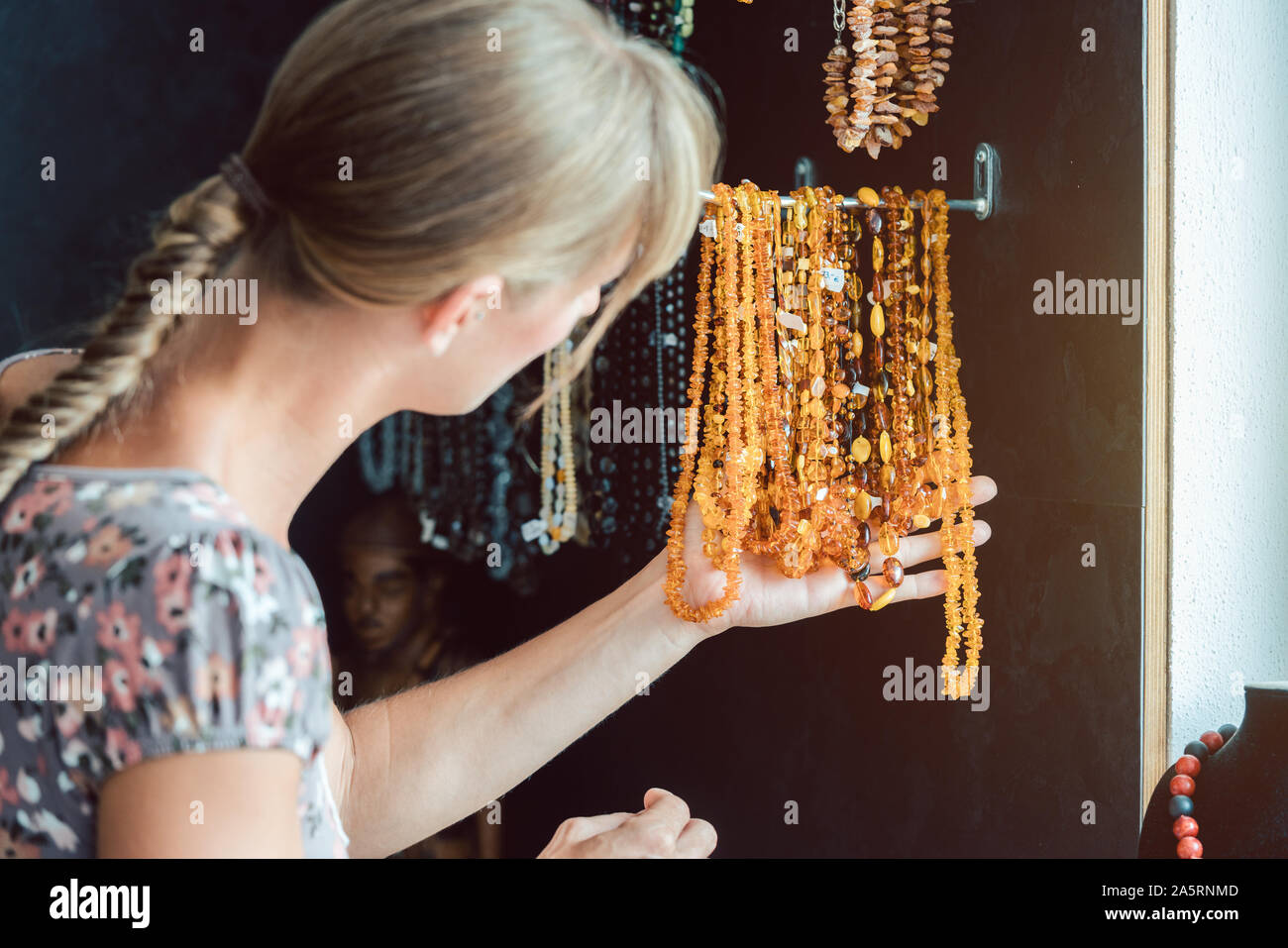 Femme regardant un collier d'Ambre Banque D'Images