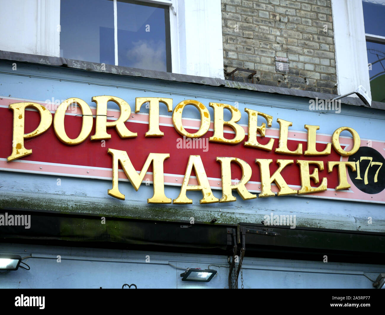 La boutique sign le marché de Portobello à Notting Hill, Londres, Royaume-Uni Banque D'Images