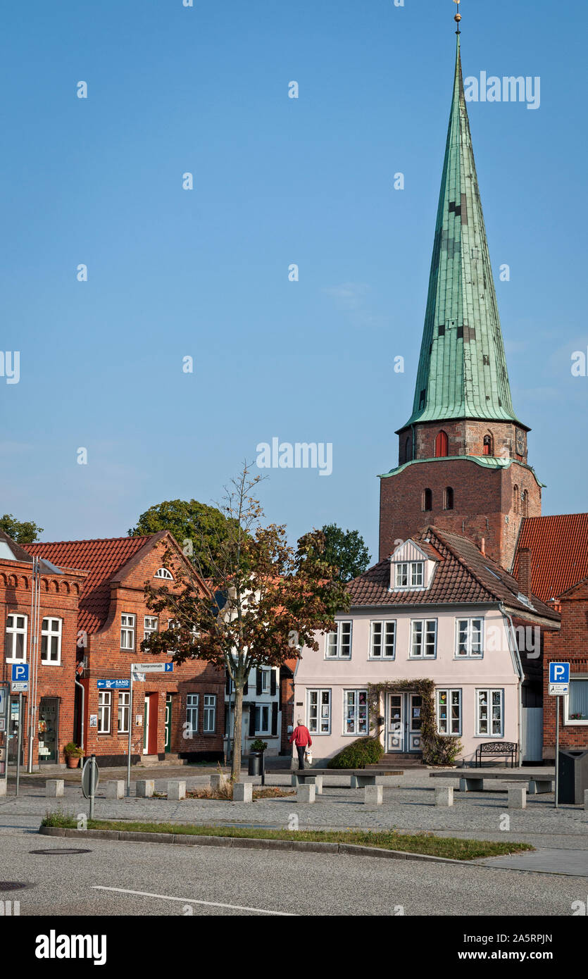 Terminal de croisières de Travemuende, la vieille ville et la tour de l'église St Lorenz, Lübeck, Allemagne , Banque D'Images