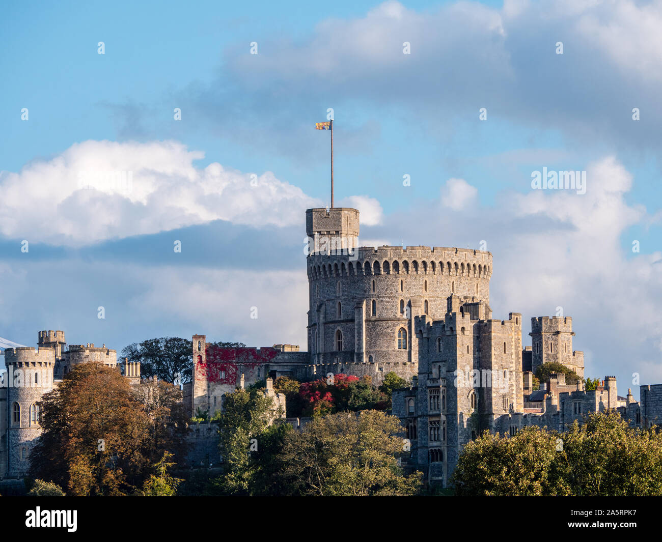 Paysage du château de Windsor, avec ciel bleu et nuages blancs, Windsor, Berkshire, Angleterre, RU, FR. Banque D'Images