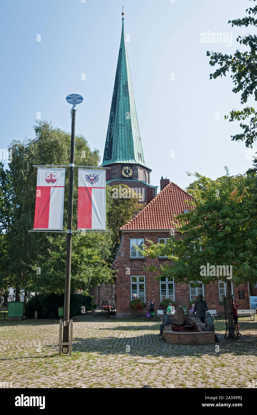 Terminal de croisières de Travemuende, la vieille ville et la tour de l'église St Lorenz, Lübeck, Allemagne , Banque D'Images