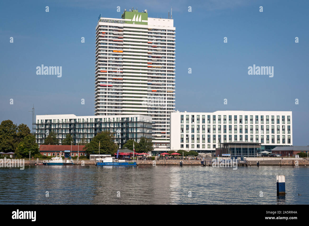 Terminal de croisières de Travemuende, le Maritim Hotel Trave, et l'estuaire de la mer Baltique, l'Allemagne. Banque D'Images
