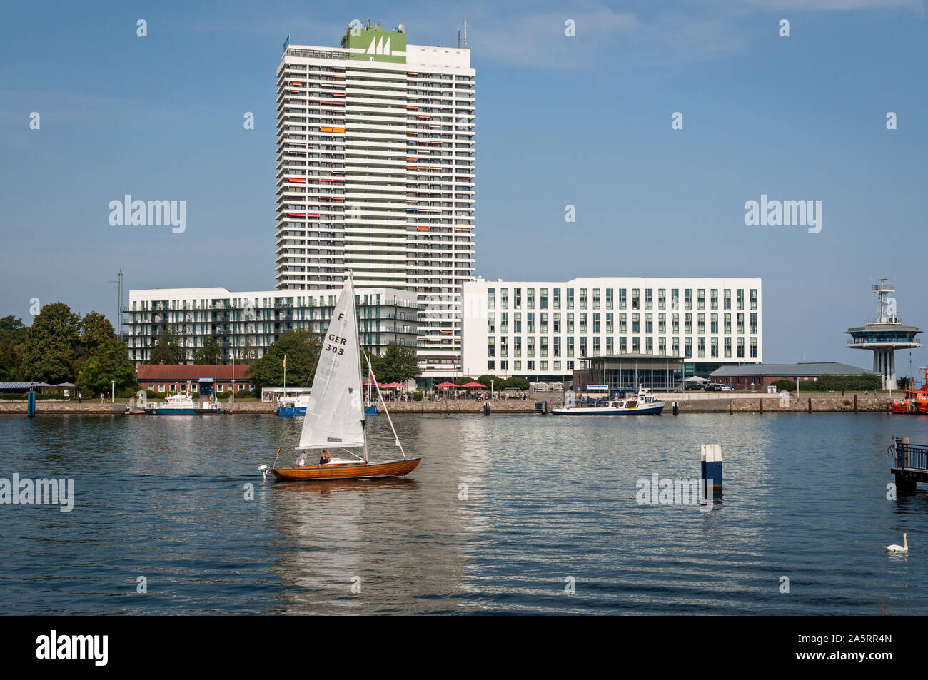 Terminal de croisières de Travemuende, le Maritim Hotel Trave, et l'estuaire de la mer Baltique, l'Allemagne. Banque D'Images
