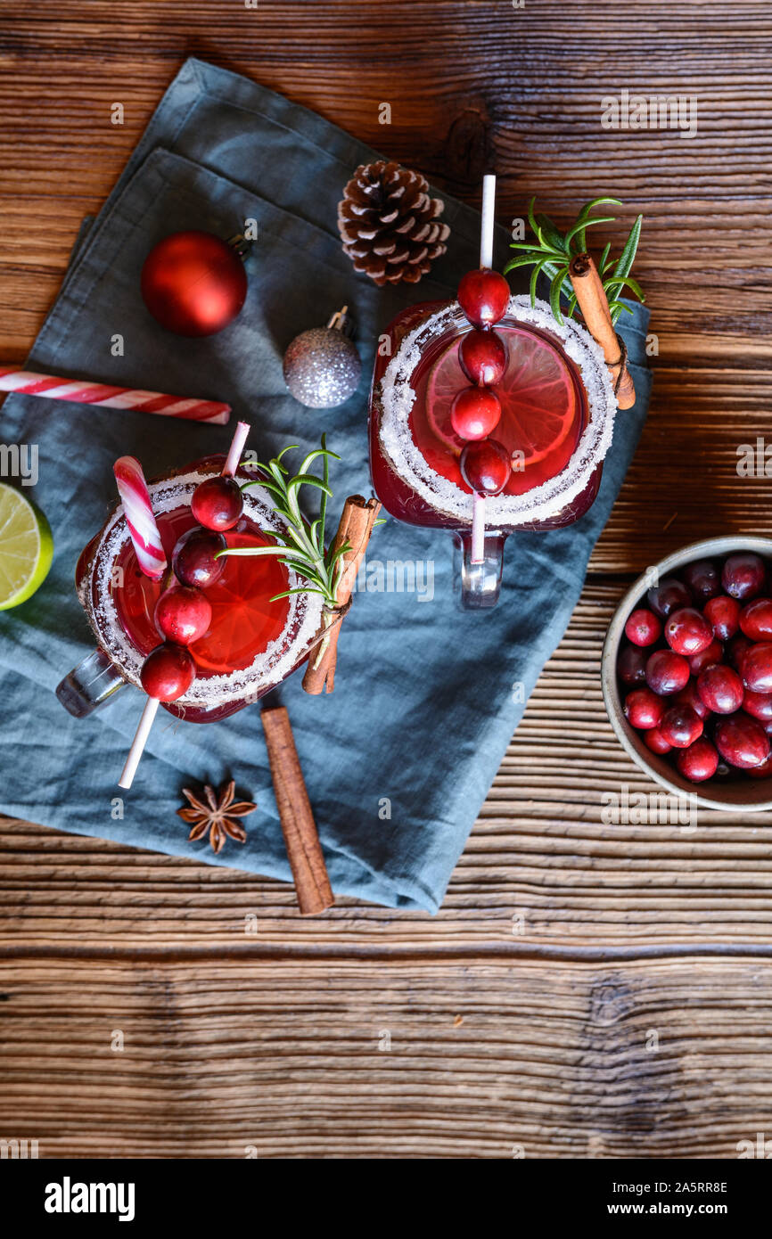 Boisson de Noël, vin chaud et aux canneberges, citron vert, l'anis étoilé et la cannelle sur fond de bois Banque D'Images
