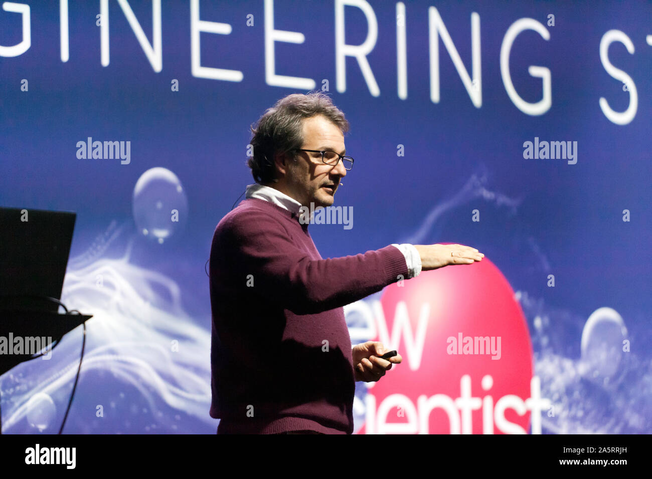Guillermo Rein, professeur de science de feu à l'Imperial College de Londres, parle de 'La science du feu', sur l'étape de l'ingénierie, au New Scientist Live 2019 Banque D'Images