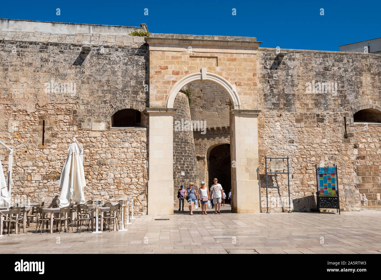 Entrée de la vieille ville à Alfonsina Gate dans Otranto, Pouilles (Puglia) dans le sud de l'Italie Banque D'Images