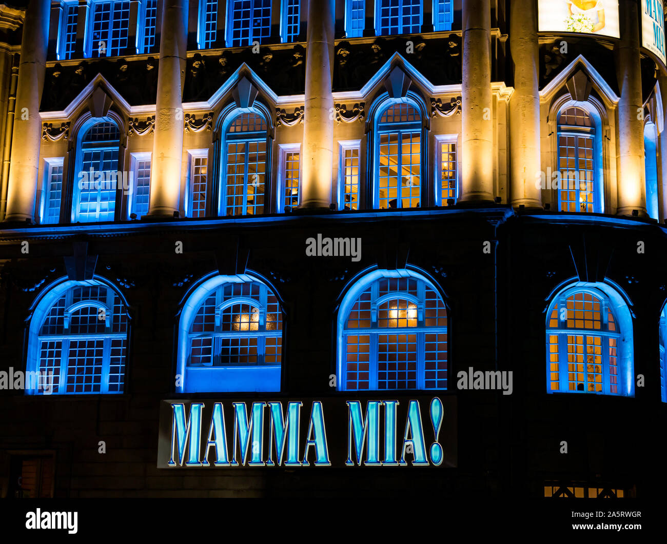 Novello Theatre éclairés la nuit avec Mamma Mia encore de néons, Aldwych, London, England, UK Banque D'Images