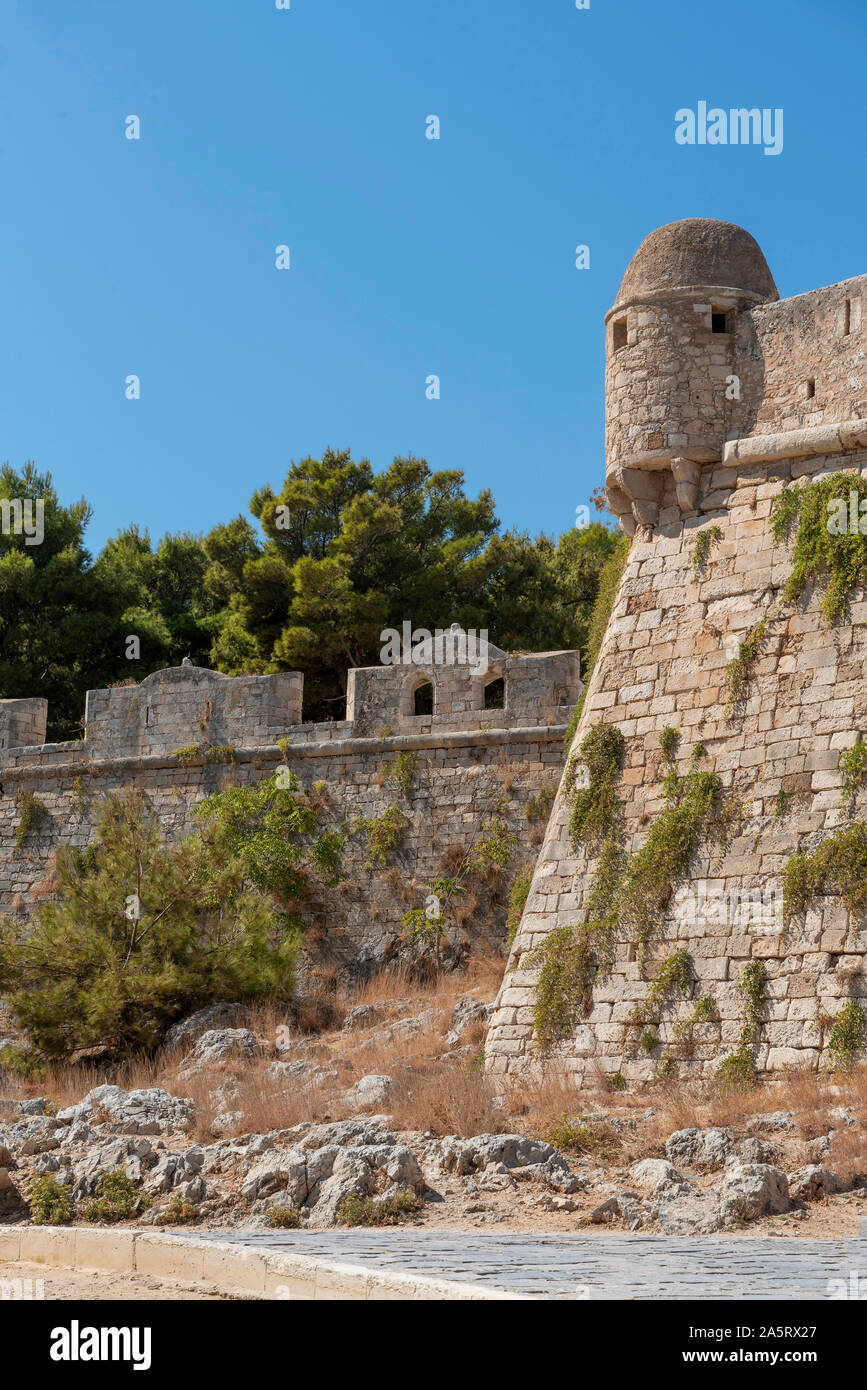 Rethymno, Crète, Grèce. Octobre 2019. L'ancienne Fortetza un fort historique surplombe la ville de Rethymno, Crète. Banque D'Images