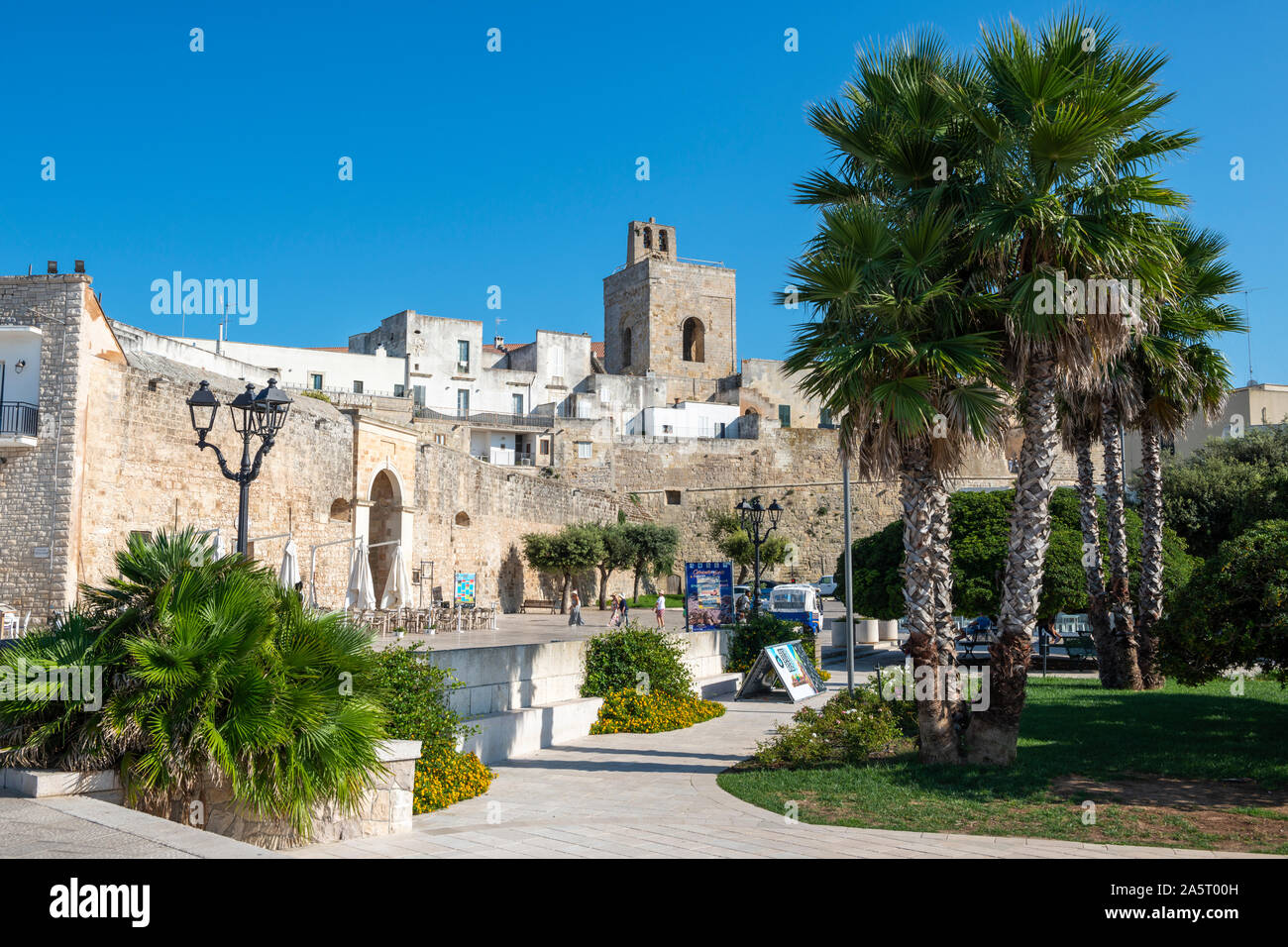 Jardin public "La Villa" avec clocher de la cathédrale en arrière-plan - Otranto, Pouilles (Puglia) dans le sud de l'Italie Banque D'Images