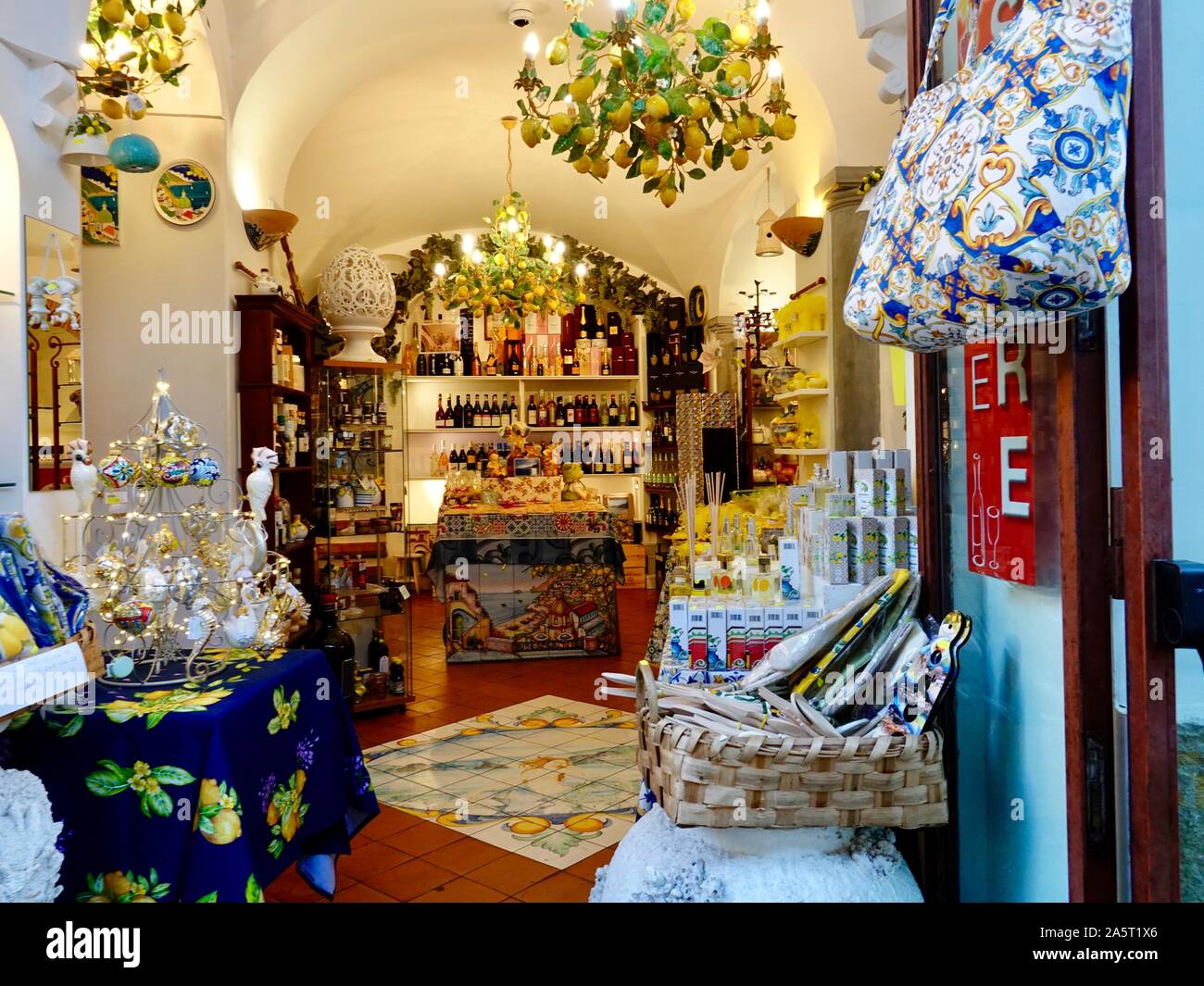 En regardant l'entrée dans la boutique avec des objets fabriqués avec des citrons locaux tels que le limoncello et proposant des cadeaux sur le thème du citron, Positano, Italie. Banque D'Images